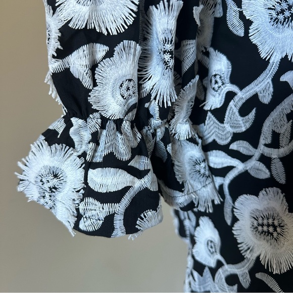 Chico’s Black & White 3D Embroidered Floral Shirt Chico's Size 1, Size 8 - Picture 5 of 7